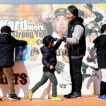 　能登半島地震の復興支援のための募金活動をする松井臨時コーチ＝宮崎