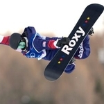 　女子ハーフパイプ予選　エアを決めるクロイ・キム＝リビーニョ（共同）