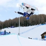 　女子ハーフパイプ予選　エアを決める清水さら＝リビーニョ（共同）