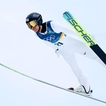 　男子個人ノーマルヒル　渡部暁斗の前半飛躍＝プレダッツォ（共同）