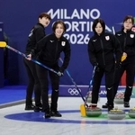 　試合会場で調整する（左から）小谷、吉村、船山コーチ、小笠原コーチ＝コルティナダンペッツォ（共同）