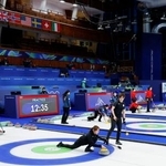 　試合会場で調整する日本（手前）＝コルティナダンペッツォ（共同）