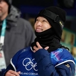 　男子ハーフパイプ予選２回目を終え、笑顔を見せる平野歩夢＝リビーニョ（共同）