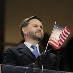 　五輪開会式で入場行進する米国選手団に拍手を送るバンス米副大統領＝６日、イタリア・ミラノ