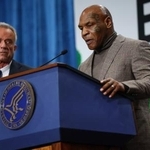 　講演するマイク・タイソン氏。左はケネディ米厚生長官＝１１日、ワシントン（ゲッティ＝共同）