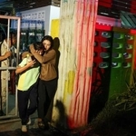 　銃を持った男が侵入したタイ南部の学校から避難する少女（中央）＝１１日（ロイター＝共同）