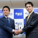 　中道改革連合の代表選立候補の届け出後、共同記者会見で握手する小川淳也氏（左）と階猛氏＝１２日午前、東京・永田町の党本部