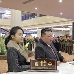 　北朝鮮の北部両江道三池淵市で、完工式が開かれたホテルを視察する金正恩朝鮮労働党総書記（右）と娘＝２０２５年１２月（朝鮮中央通信＝共同）