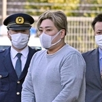 　送検のため千葉南署を出る仲野隆則容疑者（中央）＝１２日午前９時１６分