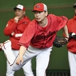 　ブルペンで投球練習する広島・大瀬良＝日南