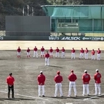 　１次キャンプを打ち上げ、円陣を組む広島の選手ら＝日南