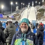 　ノルディックスキー・ジャンプ会場で通訳ボランティアをするドイツ人牧師のマルクス・ネイツェルさん＝７日、プレダッツォ（共同）