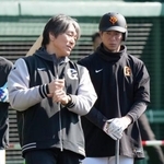 　松井秀喜臨時コーチ（左）から指導を受ける巨人・松本＝宮崎