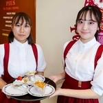 　アンナミラーズ南青山店の内覧会でアメリカンパイを紹介する店員＝１２日午前、東京都港区