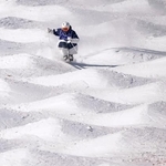 　男子モーグル予選　コブを攻める島川拓也＝リビーニョ（共同）