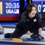 　日本-スウェーデン　第６エンド、指示を出す吉村＝コルティナダンペッツォ（共同）