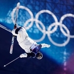 　男子モーグル予選　第２エアを決める西沢岳人＝リビーニョ（共同）