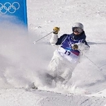 　男子モーグル予選　コブでバランスを崩す藤木豪心＝リビーニョ（共同）