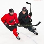 　練習するクロスビー（左）らカナダ男子＝８日、ミラノ（ＡＰ＝共同）