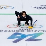 　日本-スウェーデン　第８エンド、ショットの行方を見る吉村＝コルティナダンペッツォ（共同）