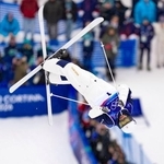 　ミラノ・コルティナ冬季五輪フリースタイルスキー男子モーグルの決勝２回目で第２エアを決める堀島行真。銅メダルを獲得した＝１２日、イタリア・リビーニョ（共同）