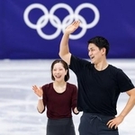 　曲かけ練習を終え、観客に手を振るペアの三浦璃来（左）、木原龍一組＝ミラノ（共同）