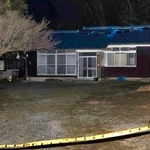 　男性が死亡しているのが見つかった山口県宇部市の民家＝１２日午後１０時５２分