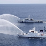　違法操業する外国漁船を想定して放水訓練をする海上保安庁（奥）と水産庁の船＝２０２３年、第９管区海上保安本部提供