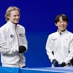 　公式練習を前に笑顔を見せるイリア・マリニン（左）と鍵山優真＝ミラノ（共同）