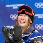 　女子ハーフパイプの競技を終え、感極まる小野光希。銅メダルを獲得した＝リビーニョ（共同）