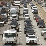 　米カリフォルニア州ロサンゼルスの道路で列をなす自動車＝２０２２年（ゲッティ＝共同）