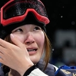 　女子ハーフパイプの競技を終え、涙を流す小野光希。銅メダルを獲得した＝リビーニョ（共同）