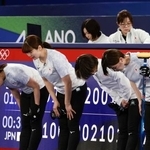 　延長の末にデンマークに敗れ、引き揚げる（左から）近江谷、小谷、吉村、小野寺＝コルティナダンペッツォ（共同）