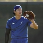 　キャッチボールするドジャース・大谷＝グレンデール（共同）