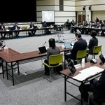 　厚労省で開かれた中央社会保険医療協議会＝１３日午前