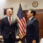 　会談に臨む赤沢経産相（右）とラトニック米商務長官＝１２日、ワシントン（経産省提供）