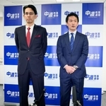 　報道陣の取材に応じる中道改革連合の階猛氏（左）と小川淳也氏＝１３日午前、東京・永田町の党本部