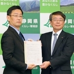 　リニア工事の拠点整備に関する協定書を持つ静岡県の平木省副知事（左）とＪＲ東海の水野孝則副社長＝１３日午前、静岡県庁