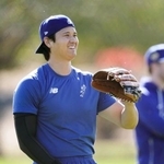 　キャッチボールする米大リーグ、ドジャースの大谷翔平＝１２日、アリゾナ州グレンデール（共同）