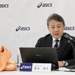 　記者会見するアシックスの富永満之社長＝１３日午後、神戸市