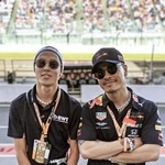 　鈴鹿サーキットでＦ１を観戦した小林陵侑（左）とＡＫ-６９さん＝２０１９年１０月（Ｆｌｙｉｎｇ　Ｂ　Ｅｎｔｅｒｔａｉｎｍｅｎｔ　Ｉｎｃ．提供）