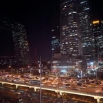 　北京市中心部のビル群と行き交う車両＝２０２５年１２月（共同）