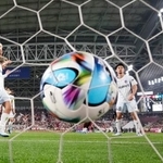 　神戸-長崎　前半、神戸に２点目のゴールを許した長崎イレブン＝ノエスタ