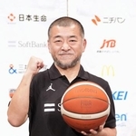 　笑顔でポーズをとる、バスケットボール男子日本代表の桶谷大新監督＝１３日、千葉市