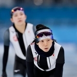 　調整する高木美帆（手前）＝ミラノ（共同）