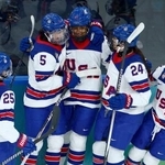 　女子１次リーグＡ組のカナダ戦で得点を挙げ祝福されるレイラ・エドワーズ（中央）＝１０日、ミラノ（ロイター＝共同）