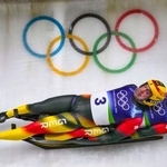 　１１日のリュージュ男子２人乗りで滑るドイツのウェンドル、アルト組＝イタリア・コルティナダンペッツォ（ＡＰ＝共同）