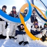 　スロープスタイルの練習を終え、写真に納まる（右上から）木村葵来と村瀬心椛ら＝リビーニョ（共同）