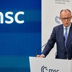 　ミュンヘン安全保障会議で演説するドイツのメルツ首相＝１３日、ミュンヘン（ＡＰ＝共同）