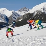 　女子スノーボードクロス決勝　滑走するジョシー・バフ（右）＝リビーニョ（共同）